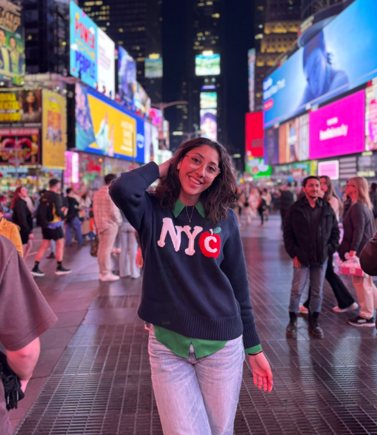 De nature curieuse, j'aime découvrir le monde et voyager, on voit mes voyages à travers mes créations. les différentes cultures et traditions. Cette image sert à montrer mon côté joyeuse, souriante, créative, bien-viellante